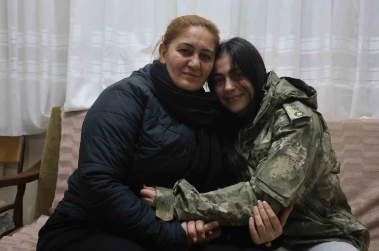 Depremde annesini ve ağabeyini enkazdan kurtaran askerin üşümesin diye kendisine verdiği montu geri verebilmek için 3 yıldır özenle saklıyor 