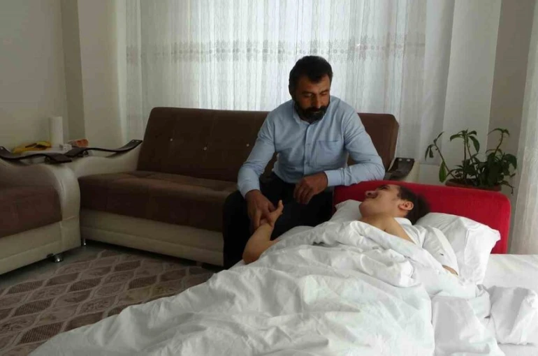 Depremde dili boğazına kaçan Muhammed’in yaşam mücadelesi sürüyor 