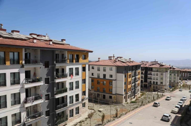 Depremde evleri yıkılan aile, yeni yuvalarında ikinci baharlarına başladılar