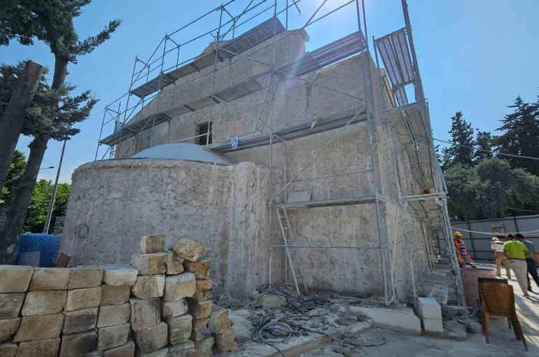 Depremde hasar gören 441 yıllık İskenderun Aziz Corc Rum Ortodoks kilisesi fotoğraflardan yola çıkılarak orijinal haliyle restore ediliyor