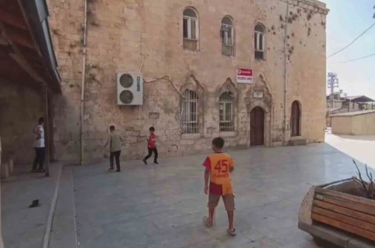 Depremde hasar gören cami ibadete kapalı 