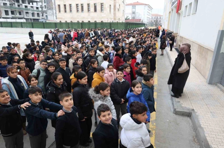 Depremde hayatını kaybedenler Elazığ’daki okullarda anıldı