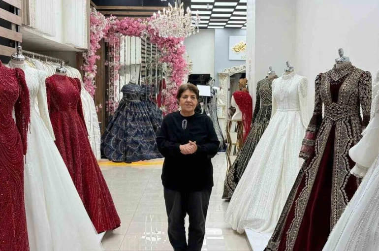 Depremlerde iki iş yeri yıkılan kadın pes etmedi