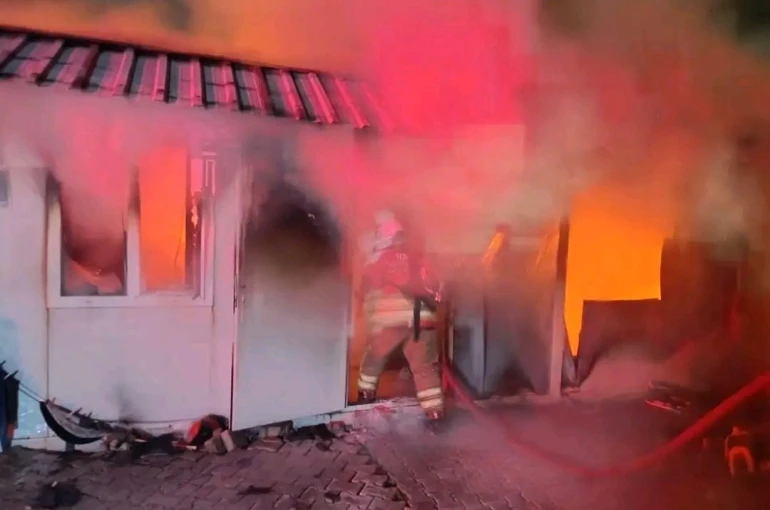 Depremzede ailenin yaşadığı konteyner alevlere teslim oldu 
