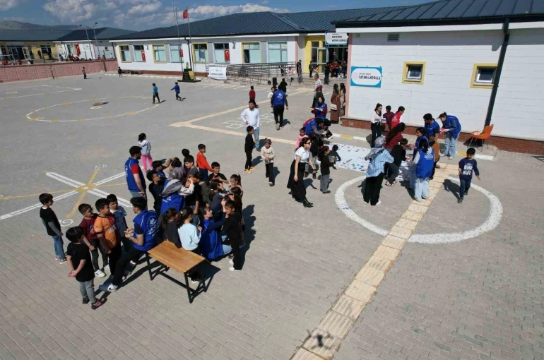 Depremzede çocuklar müzikle moral buluyor 