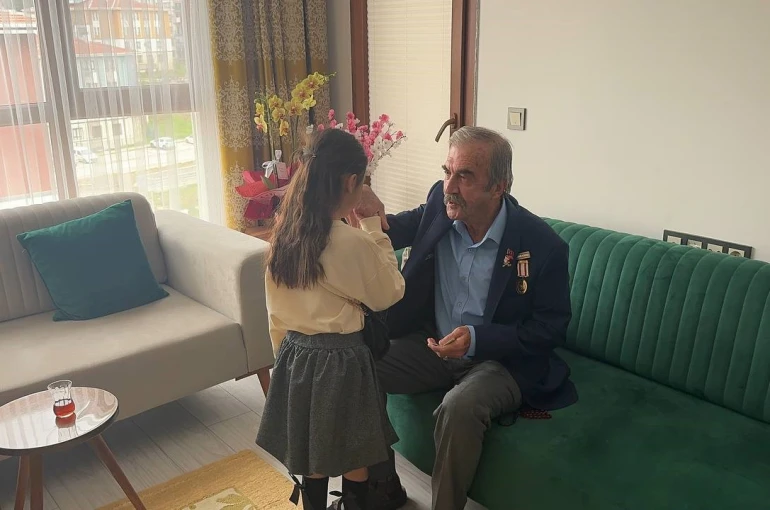 Depremzede Eroğlu ailesi yeni evlerinde ilk bayram sevincini yaşadı 