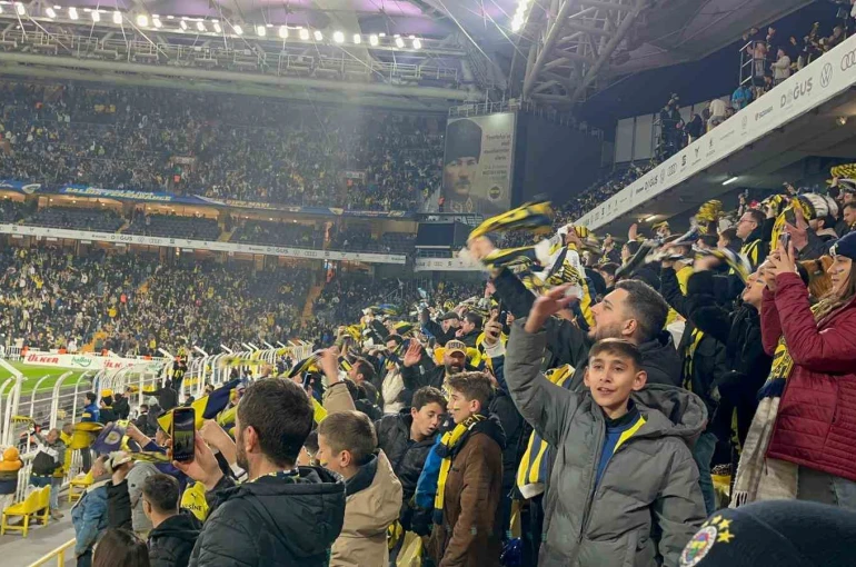 Depremzede gençler süper lig maçlarında moral buldu 