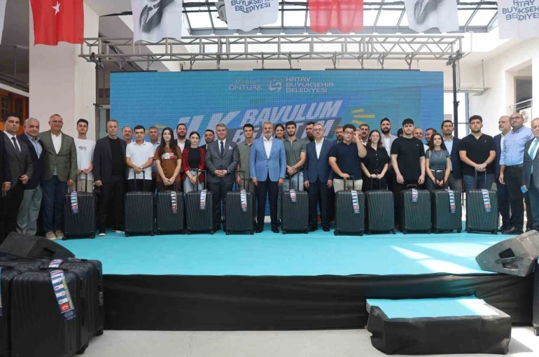 Depremzede öğrencilerin üniversite yolundaki ilk biletlerini ve bavullarını Hatay Büyükşehir Belediyesi hediye etti 