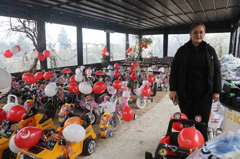 Depremzede öksüz ve yetim çocukların yüzü hediyelerle güldü 