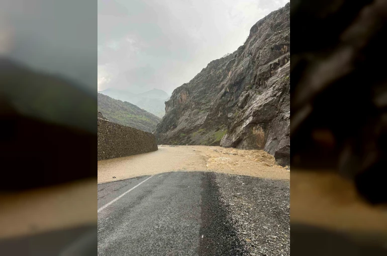 Derecik-Şemdinli kara yolu 2 gündür kapalı 