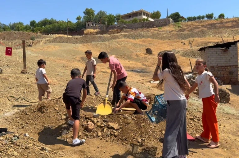 Derecik’te çocuklardan yetkililere park çağrısı 