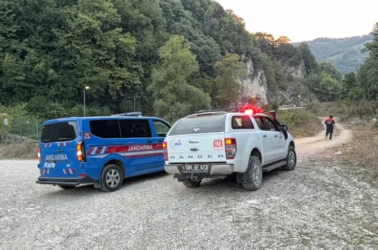 Dereye giren çocukların kaybolduğu ihbarı ekipleri harekete geçirdi