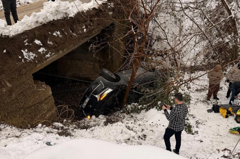 Dereye uçan arabada 5 kişi yaralandı