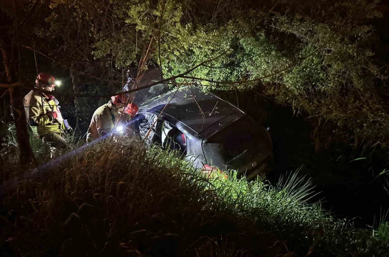 Dereye uçan otomobilde sıkışan sürücüyü itfaiye ekipleri kurtardı 