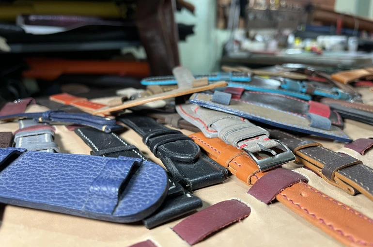 Deri ve sanat buluştu El emeğiyle saat kordonuna dönüştü