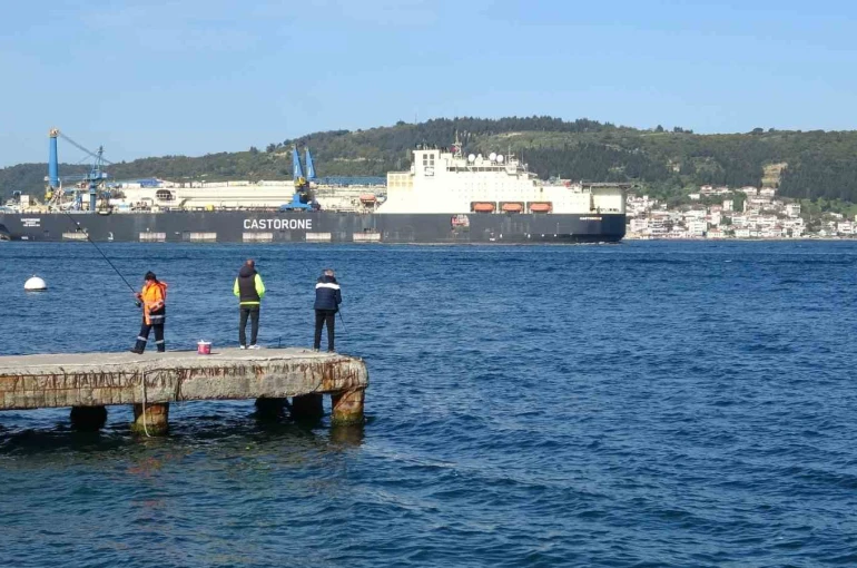 Derin denizlerde boru döşeme gemisi ’Castorone’, Çanakkale Boğazı’ndan geçti 