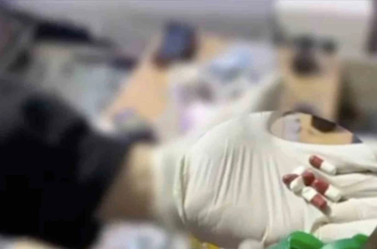 Deşifre olmamak için uyuşturucuyu aynı evde satıp kullandırmışlar 