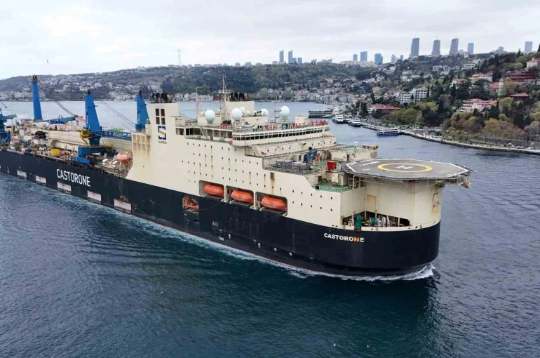 Dev boru döşeme gemisi Castorone Boğaz’dan geçti 
