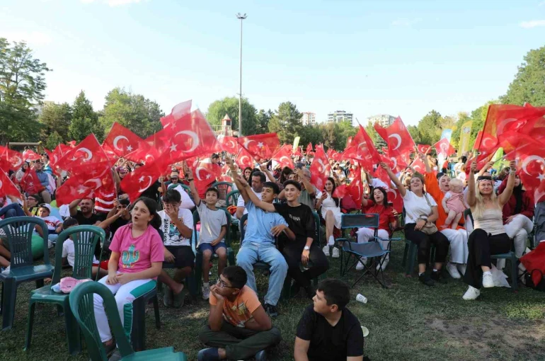 Dev ekranda milli maç heyecanı Kocasinan’da yaşandı 