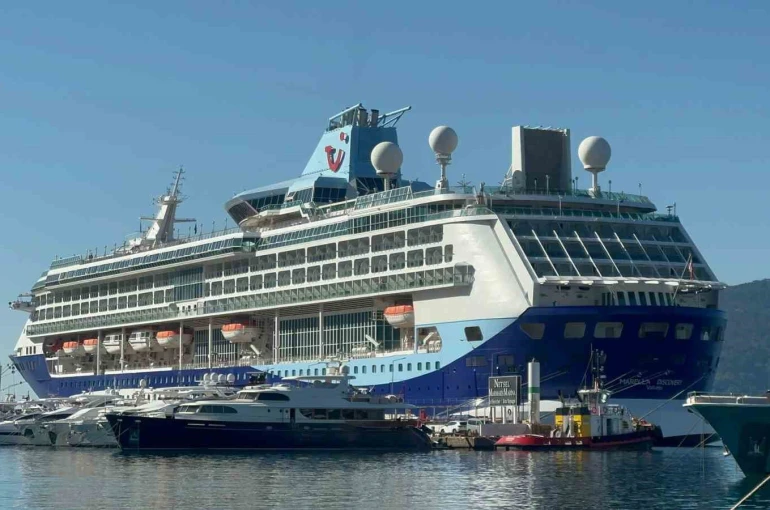 Dev gemi 2 bin500 yolcusu ile Marmaris Limanı’na demirledi 