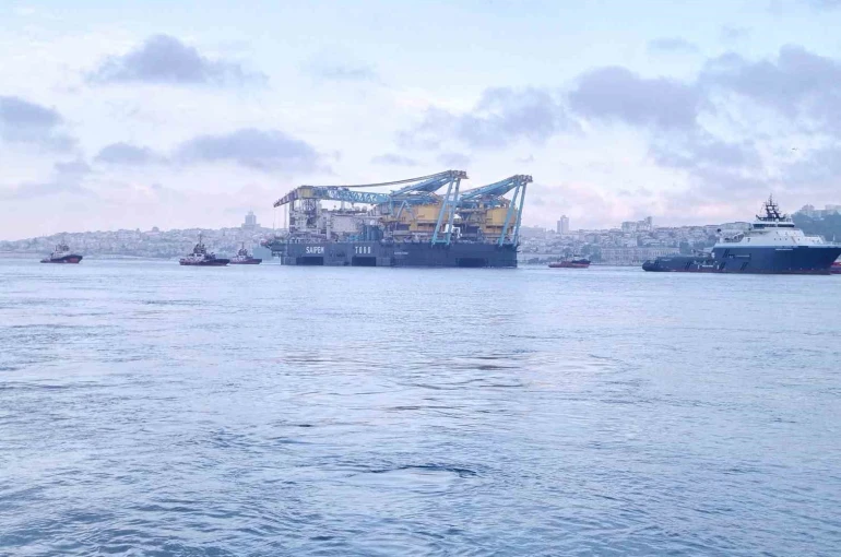Dev vinç gemisi ’Saipem 7000’ İstanbul Boğazı’ndan geçiyor