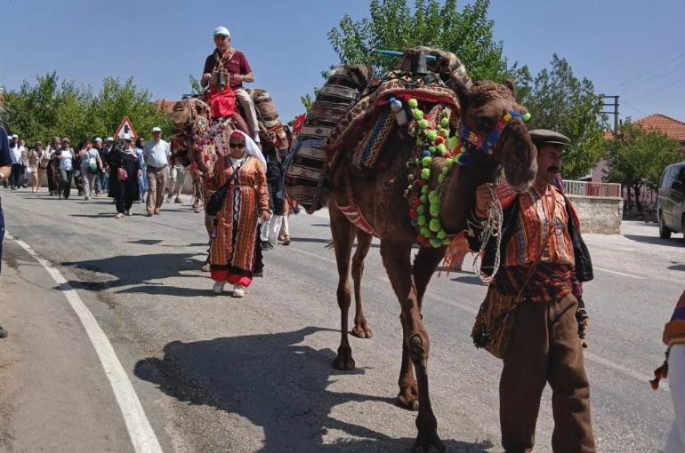Deve kervanı 105 yıl sonra tarihi Hançalar Köprüsünden geçti 
