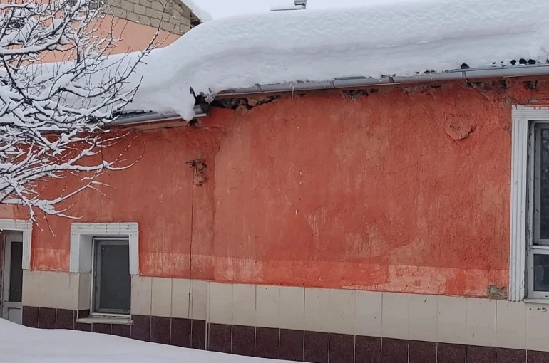 Develi ve Tomarza’da kar kalınlığı 50 santimi geçti, ahır çöktü 