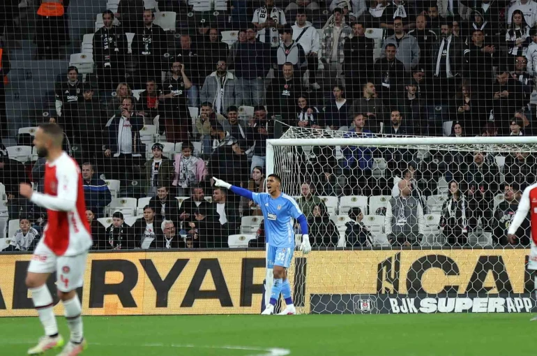 Devis Vasquez, ilk maçında kalesini gole kapadı 