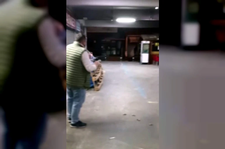 Devrek’te dehşet anları kamerada: Tüfekle iş yerine kurşun yağdırdı 