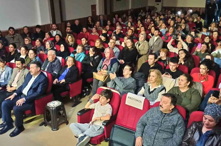 Devrek’te düzenlenen Türk Halk Müziği konseri büyük ilgi gördü 