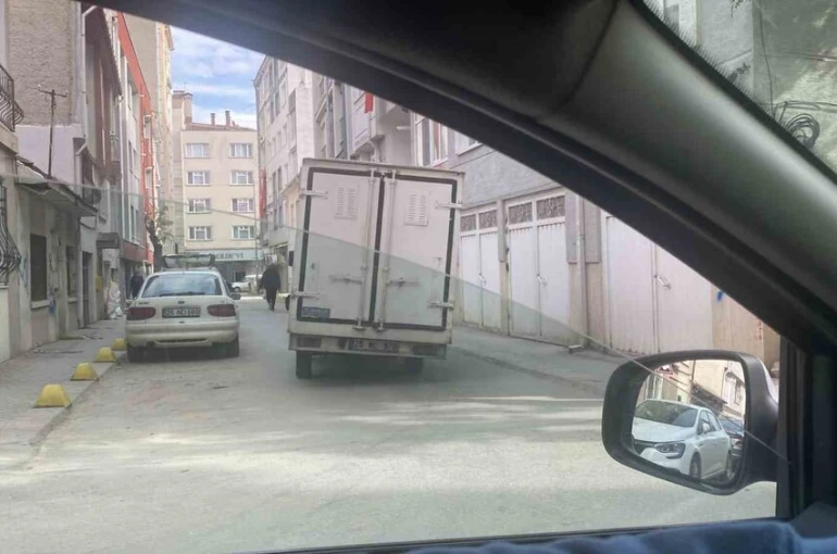 Devrilecekmiş gibi gözüken kamyon tedirginlik oluşturdu 