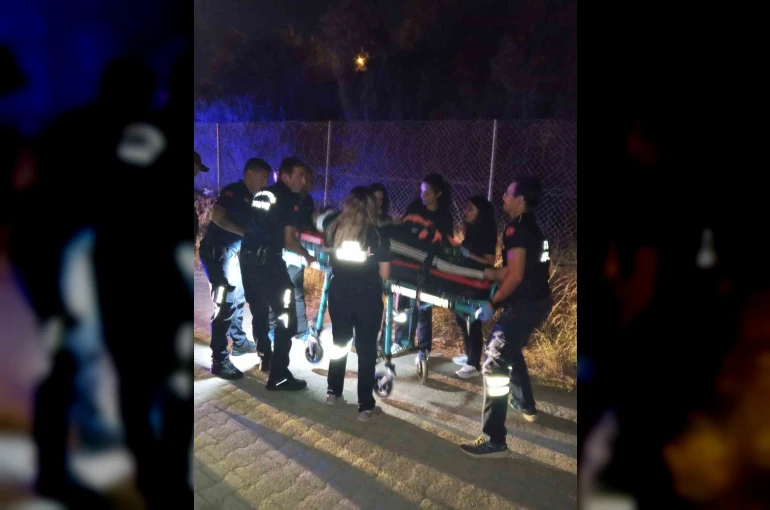 Devrilen araçta sıkışan sürücü ekiplerin müdahalesiyle kurtarıldı