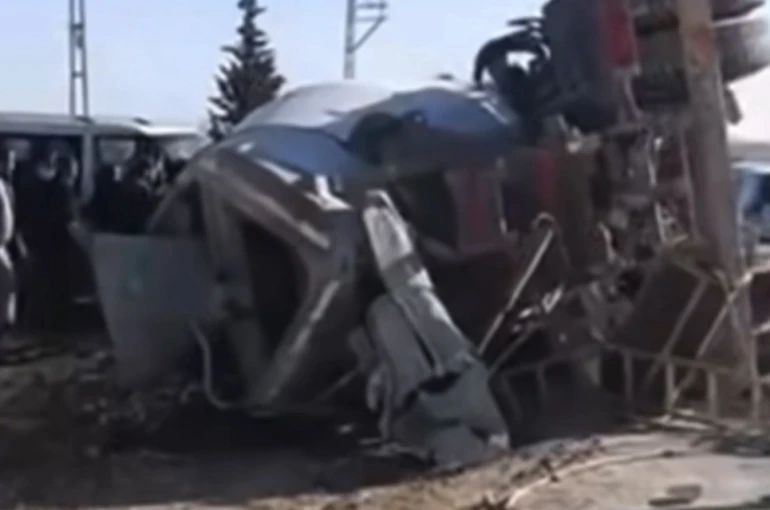 Devrilen beton mikserinin sürücüsü hayatını kaybetti