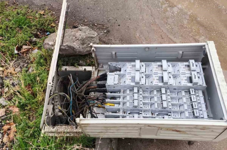 Devrilen elektrik trafosu ölüm saçıyor 