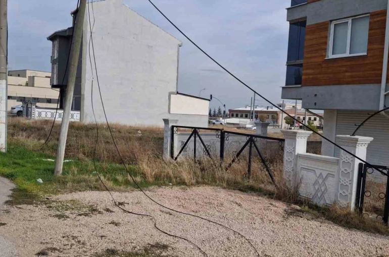 Devrilen internet direğinin çevreye dağılan kabloları risk oluşturuyor 