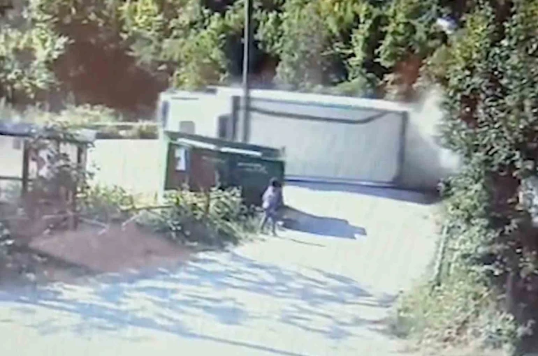 Devrilen kamyonun altında kalmaktan saniyelerle kurtuldu: O anlar kamerada