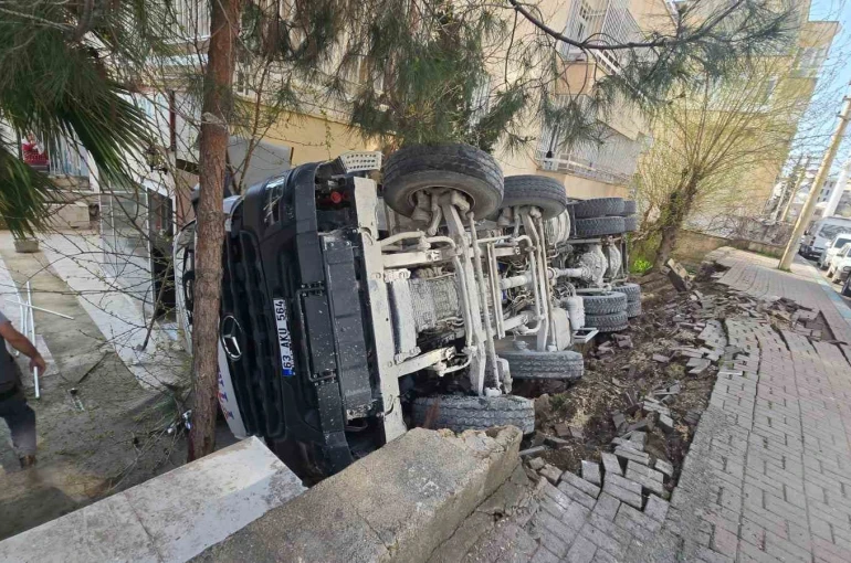 Devrilen mikserde sıkışan sürücü kurtarıldı 