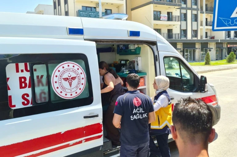 Devrilen motosikletteki 2 kişi yaralandı 