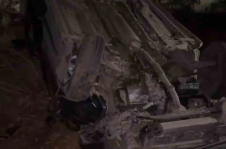 Devrilen otomobildeki kadın öldü, eşi ve oğlu yaralandı 