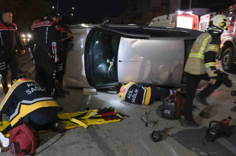 Devrilen otomobilin altında kalan sürücü itfaiye ekiplerince çıkarıldı