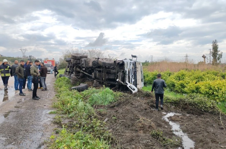 Devrilen tankerden litrelerce akaryakıt portakal bahçesine aktı 
