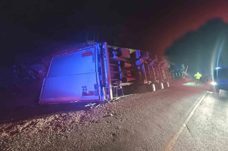 Devrilen tırın sürücüsü hayatını kaybetti