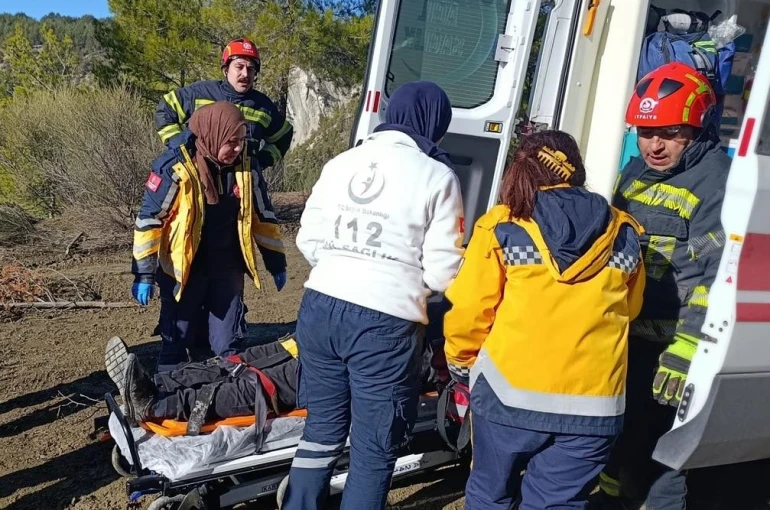 Devrilen traktör sürücüsü itfaiye tarafından kurtarıldı 