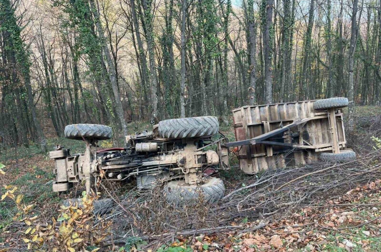 Devrilen traktördeki 2 kişi yaralandı 