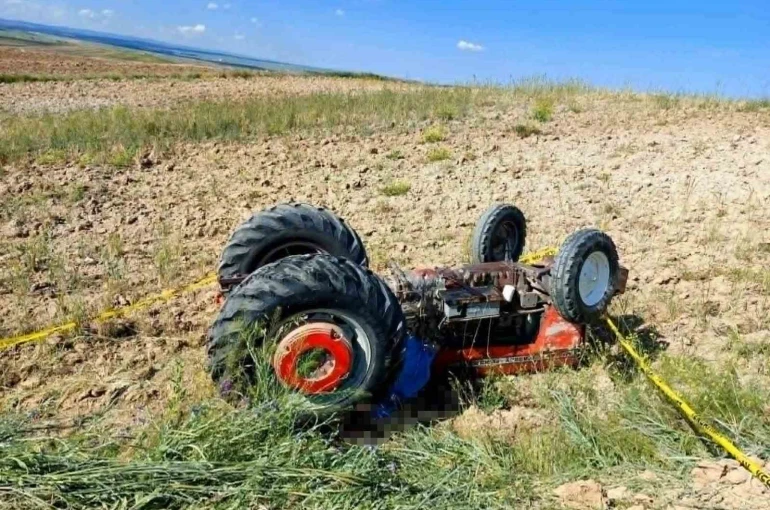 Devrilen traktörün altında kalan sürücü hayatını kaybetti 