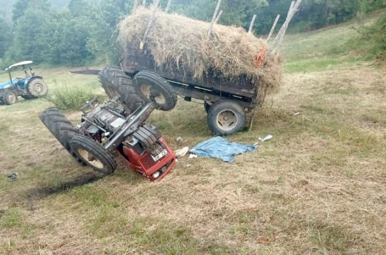 Devrilen traktörün altında kalan sürücü yaşam mücadelesini kaybetti