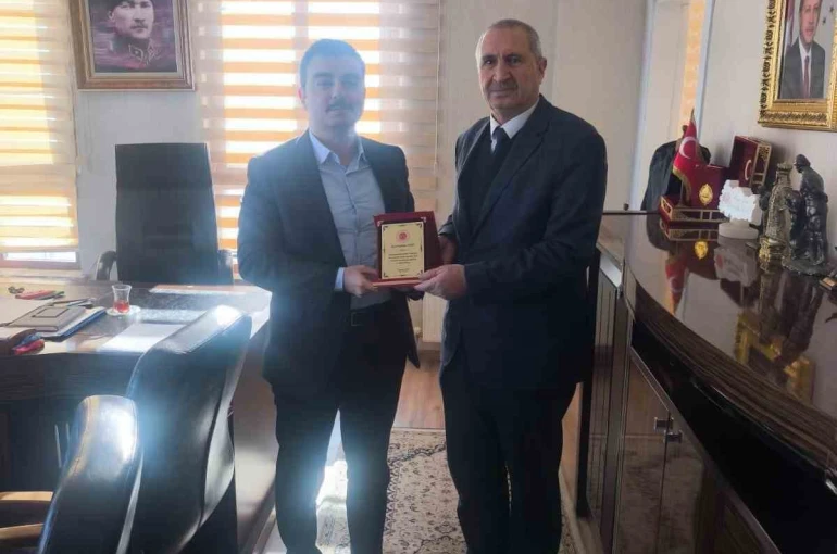 Dicle Kaymakamı Atış’tan emekliye ayrılan ilçe nüfus müdürüne plaket 