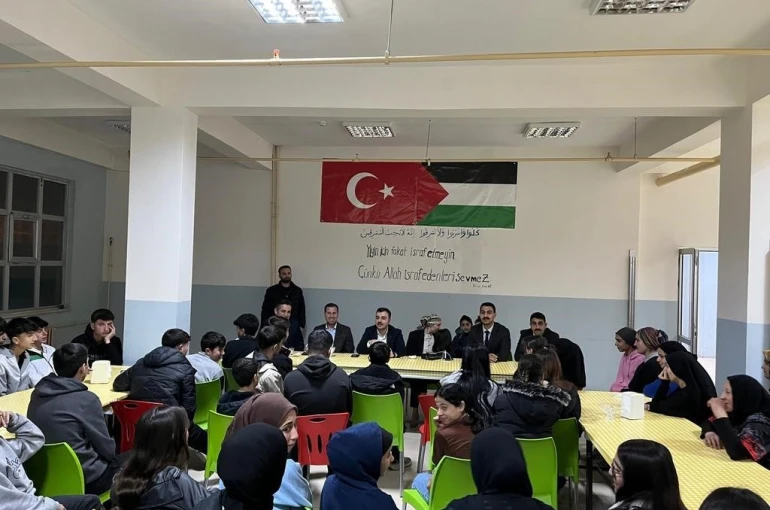 Dicle Kaymakamı Mustafa Atış, lise öğrencileriyle iftarda bir araya geldi 