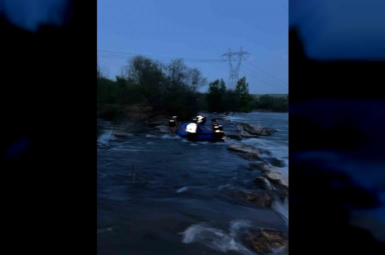 Dicle Nehri’nde mahsur kalan genç kurtarıldı 