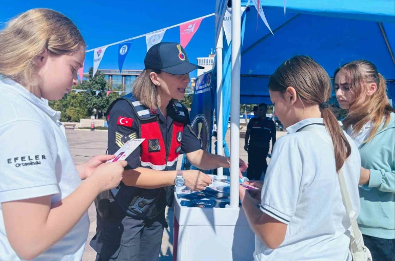 Didim’de Jandarma bilim şenliğinde bilgilendirdi 